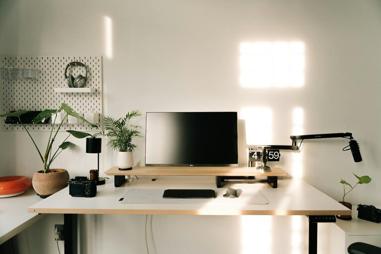 Consejos esenciales para organizar un espacio de trabajo en casa que aumente tu productividad